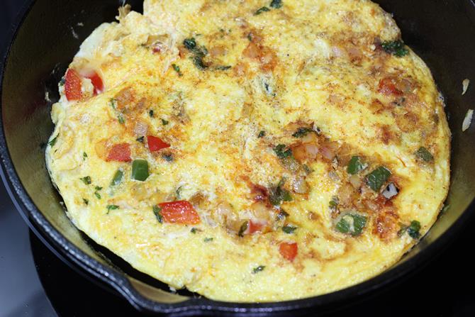 cooking cheese omelete