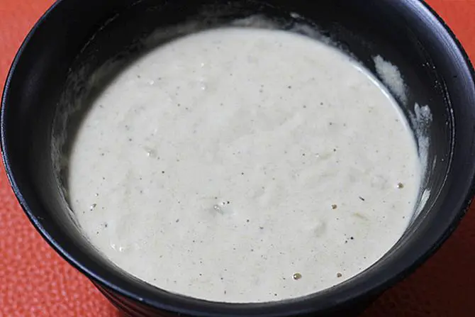 batter to make fluffy eggless banana pancakes