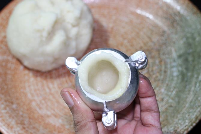 stuffing semolina to make rava modak recipe