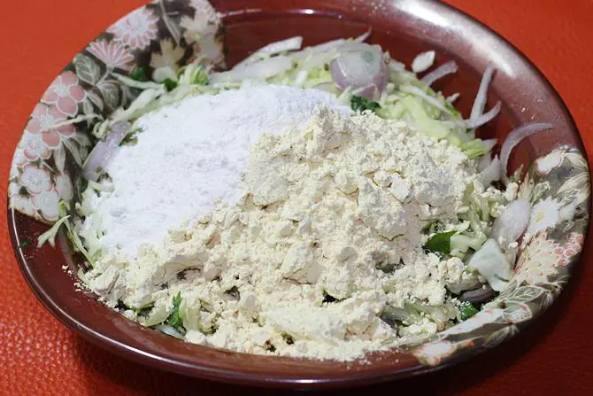 addition of flour to make cabbage pakoda