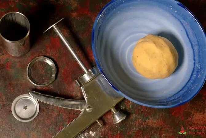 picture of a chakli maker with ready to make dough