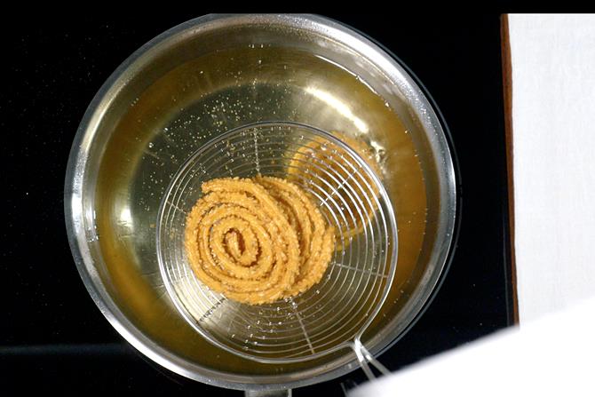 Drain chakli on a kitchen tissue and set aside