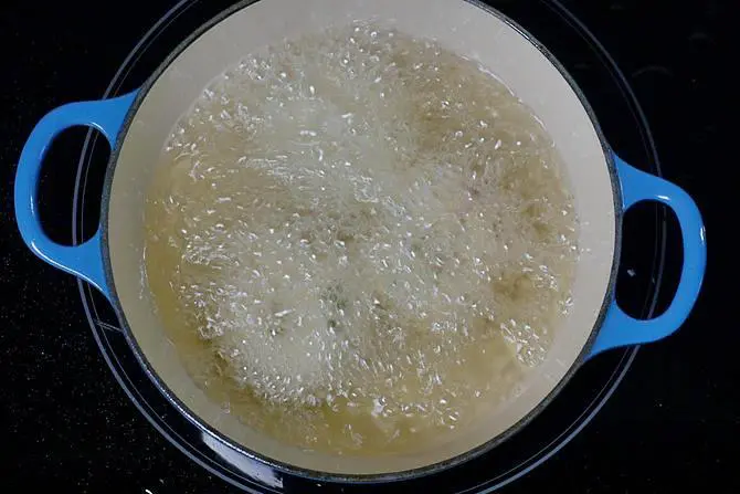 frying semolina vada