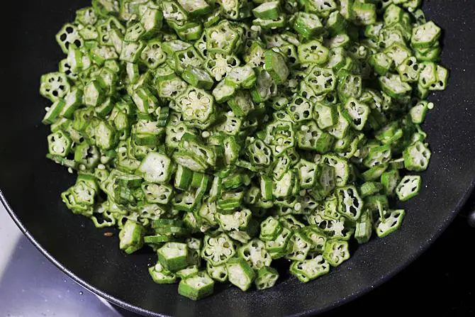 frying okra in a pan