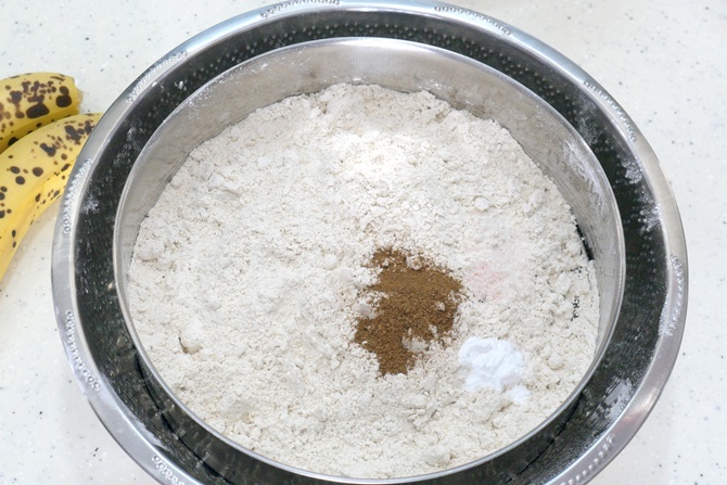 Sieve together flour, baking soda, cinnamon and salt