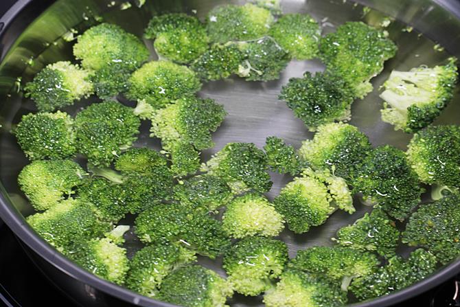 cleaning broccoli
