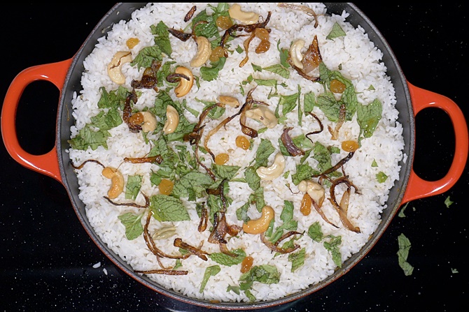 Sprinkle coriander leaves, pudina, fried onions, cashews and raisins