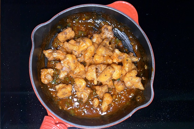 tossing fried gobi in manchurian