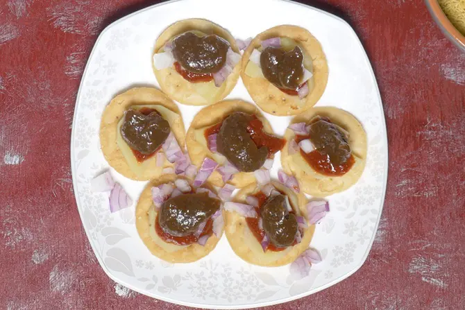 adding tamarind chutney