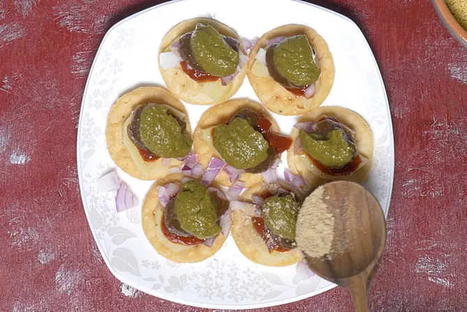 adding green chutney