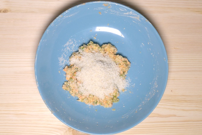 adding bread crumbs to make veg manchurian