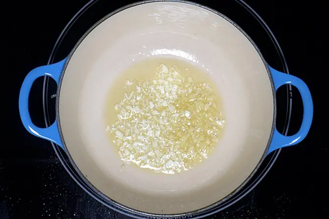 Saute ginger garlic in oil.