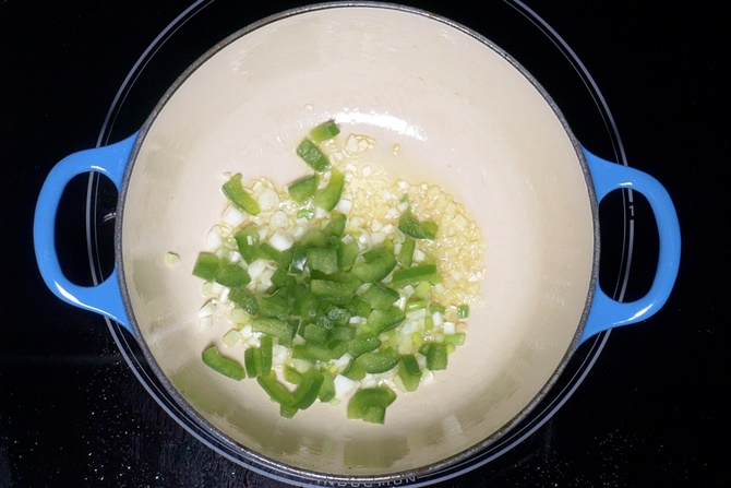 saute spring onion capsicum