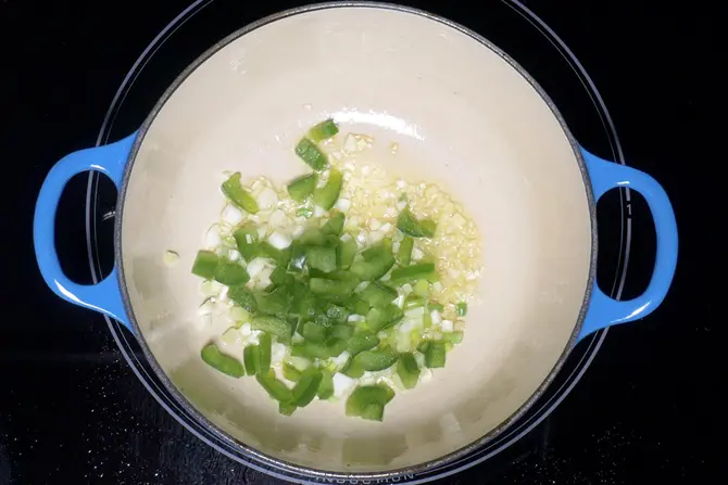saute spring onion capsicum