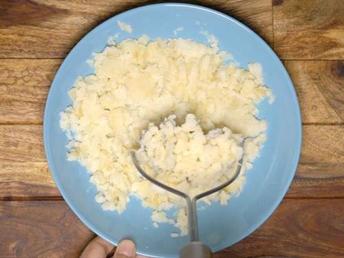 mash potatoes well to make aloo tikki