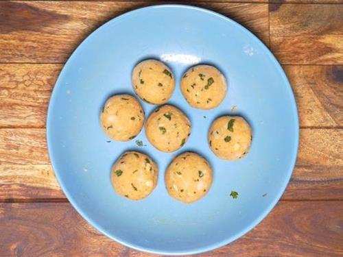 making balls to make aloo tikki