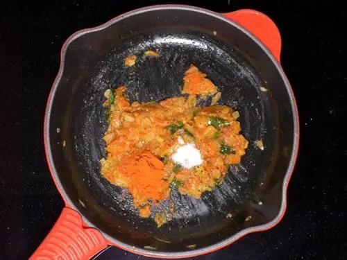 adding red chilli powder sugar for bread upma