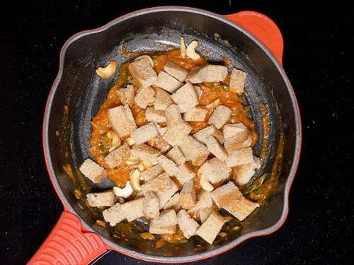 adding cashews bread to make spicy bread upma