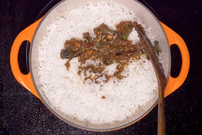 mixing rice with tamarind mixture