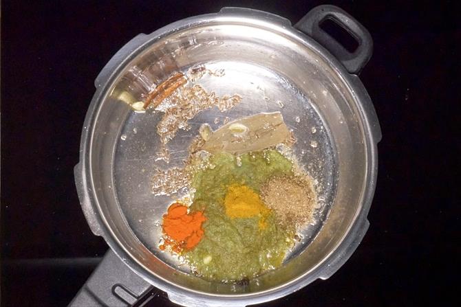 frying the onion mint paste