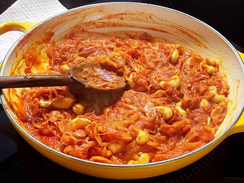 cooked onion tomato and cashew masala