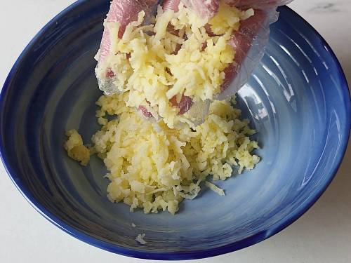 grating potato for malai kofta