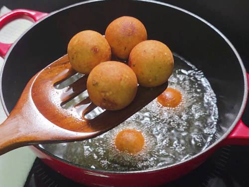 deep fried koftas in oil