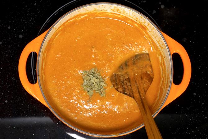 adding kasuri methi to gravy