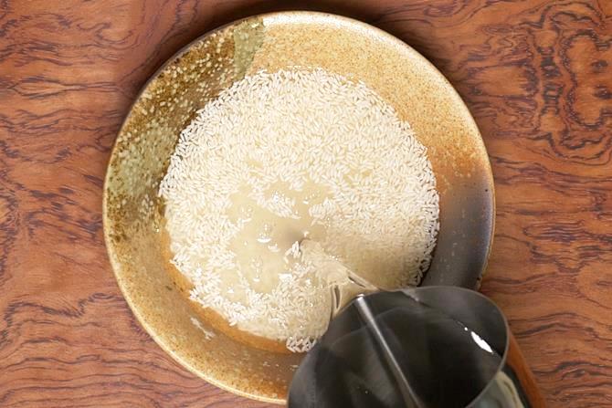 soaking rice to make adai