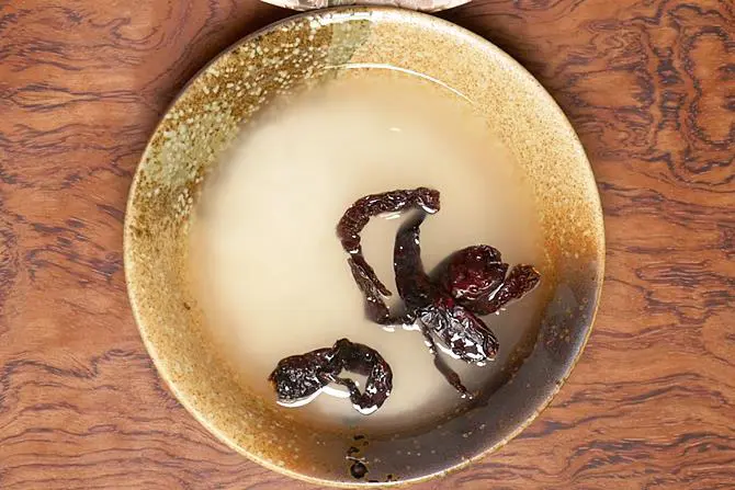 soaking red chilies to make adai batter