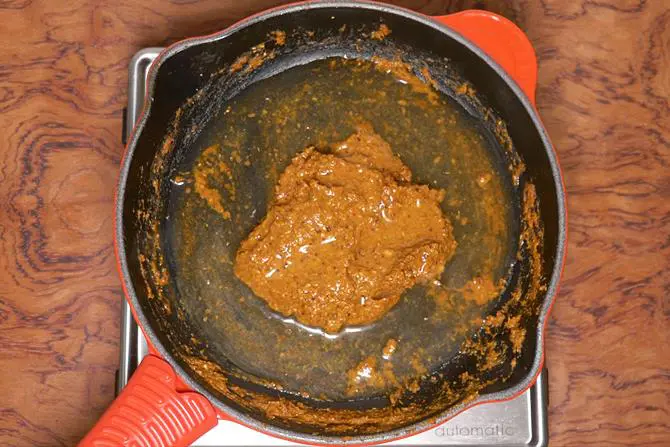 pouring water to make kadai mushroom gravy