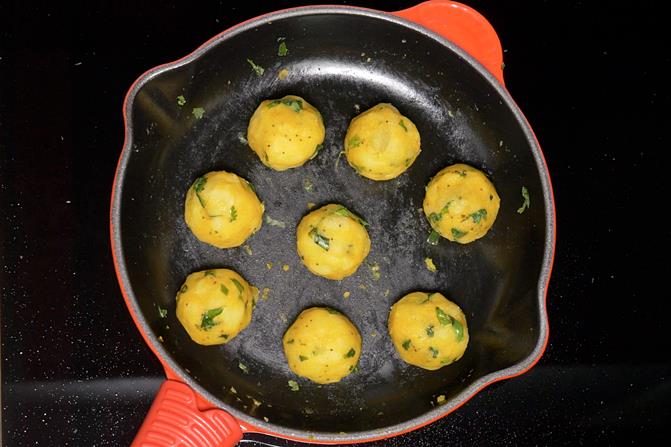 Vada Pav Recipe  Street Style    Swasthi s Recipes - 10
