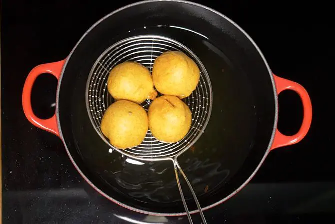 Fried vadas for pav