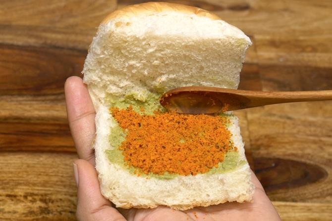 Apply the green chutney for vada pav