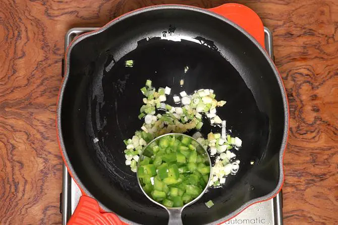 frying capsicum for mushroom manchurian