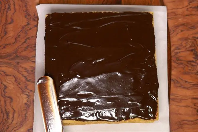 spread chocolate over eggless sponge cake