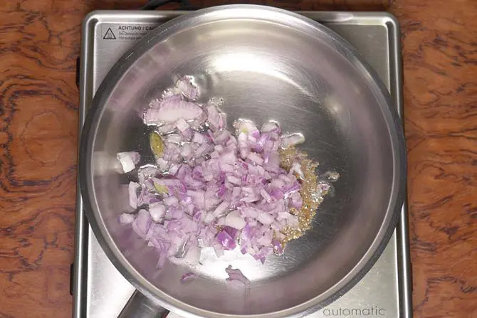adding onions for paneer do pyaza
