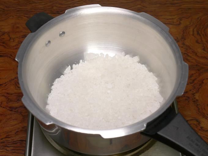 spread salt in cooker for cooker cake recipe
