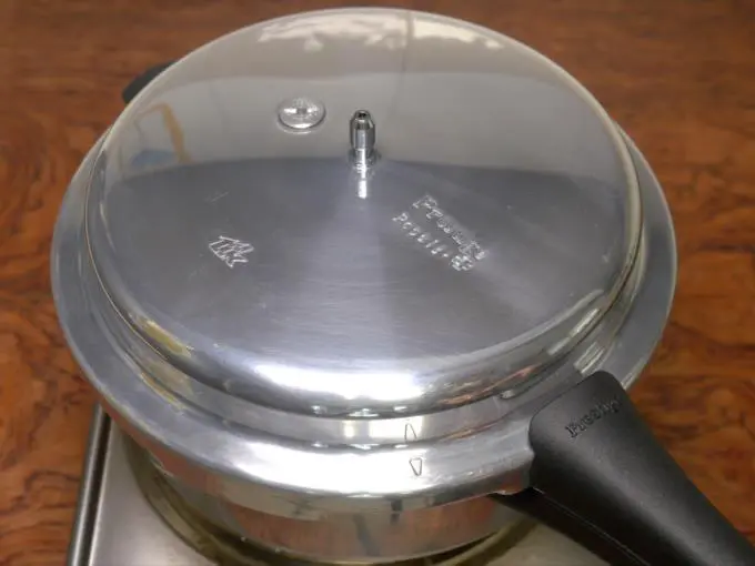 making cake in pressure cooker