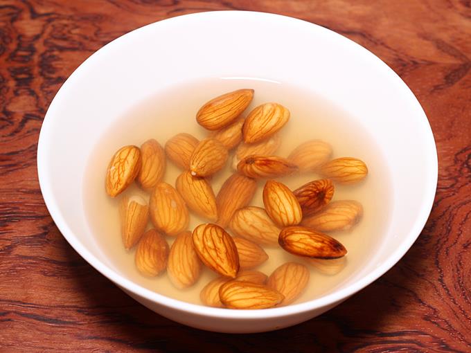 soaking almonds for banana shake