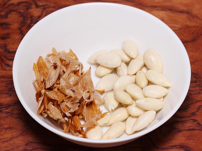 peeling almond skin to make almond banana shake