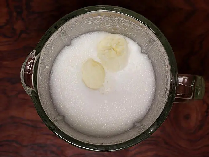 adding bananas to make banana shake