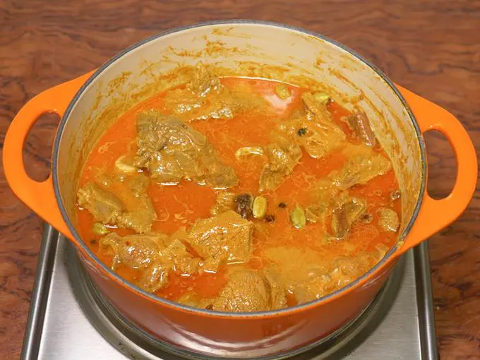 slow cooking mutton korma