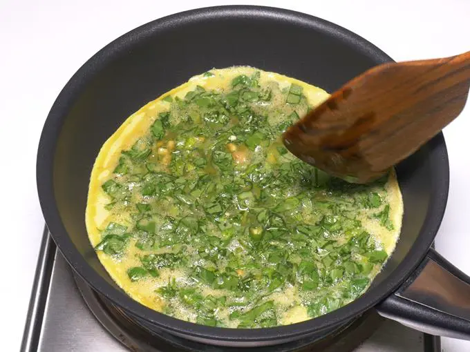 cooking spinach omelette