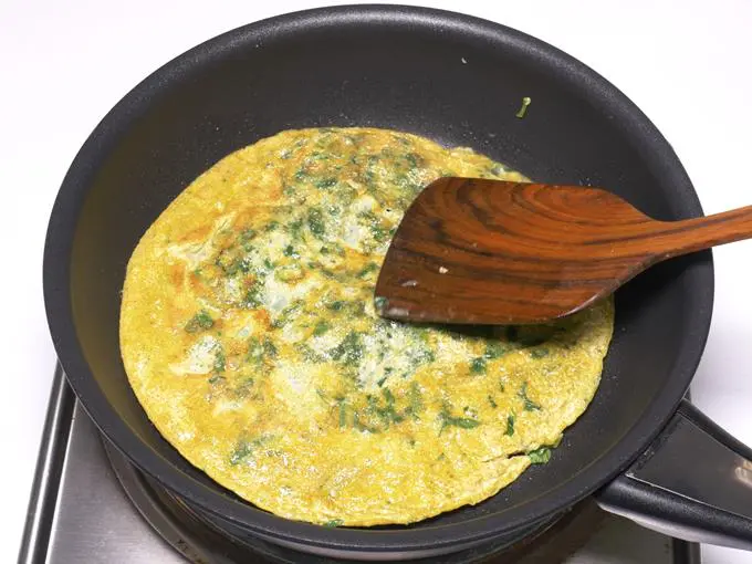 cooking spinach omelette