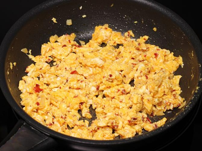 Egg spaghetti (Scrambled egg pasta) Swasthi's Recipes