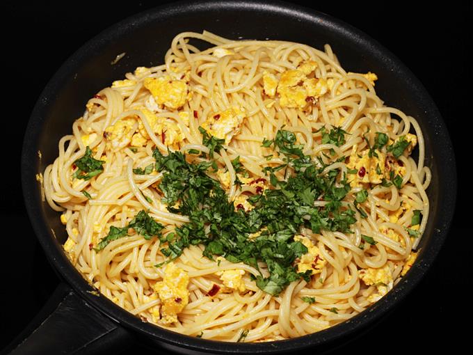 add parsley to scrambled egg spaghetti