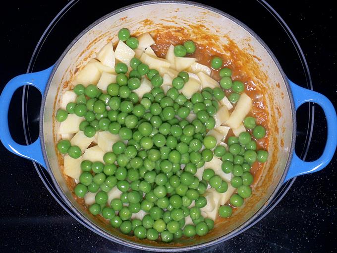 ajouter des petits pois pour l'aloo matar