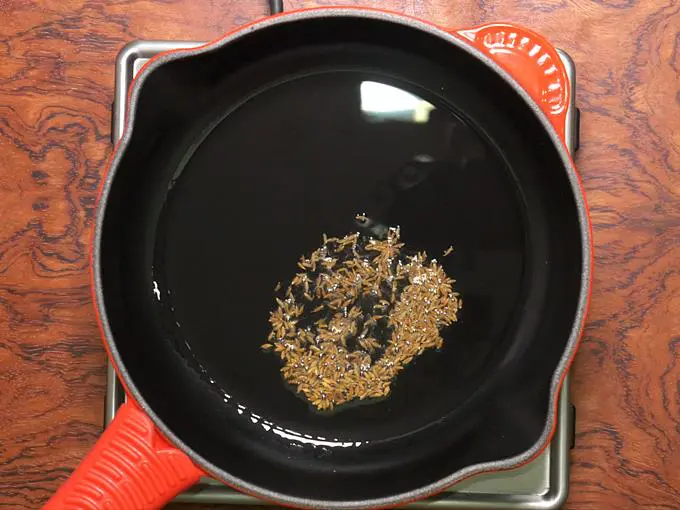 crackling cumin in oil