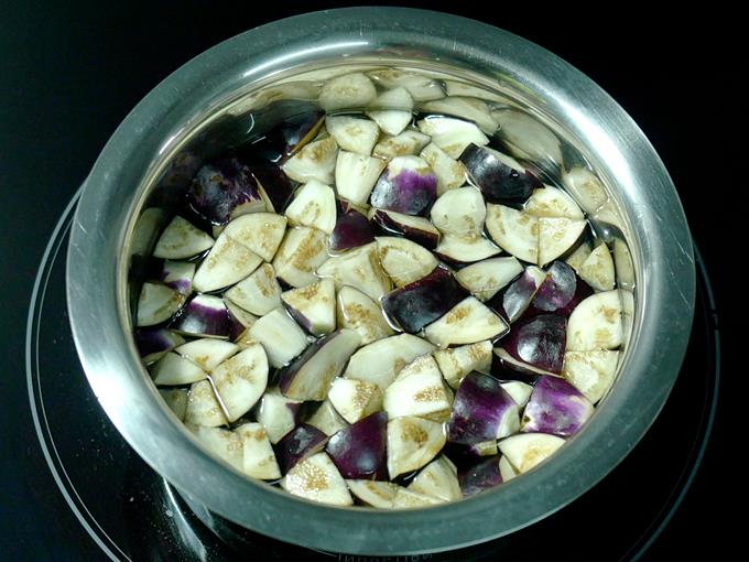 chopped brinjal in salt water to